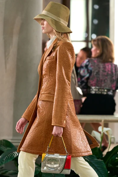 Look 25
